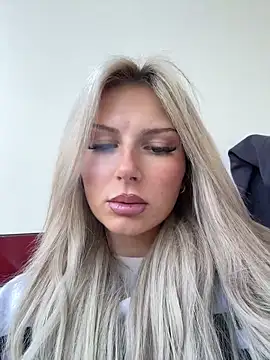 Snapshot of blondeeee chatting on 04.28.26 blondeeee online show from 04.28.26