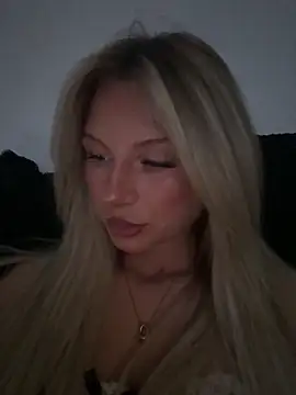 Snapshot of blondeeee chatting on 05.06.26 blondeeee online show from 05.06.26