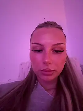 Snapshot of blondeeee chatting on 05.14.26 blondeeee online show from 05.14.26