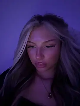 Snapshot of blondeeee chatting on 05.17.26 blondeeee online show from 05.17.26
