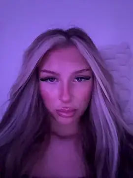 Snapshot of blondeeee chatting on 05.18.26 blondeeee online show from 05.18.26