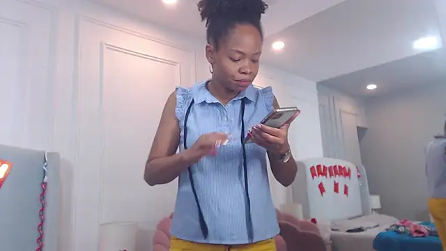 Snapshot of ChantalGarner chatting on 11.25.25 ChantalGarner online show from 11.25.25