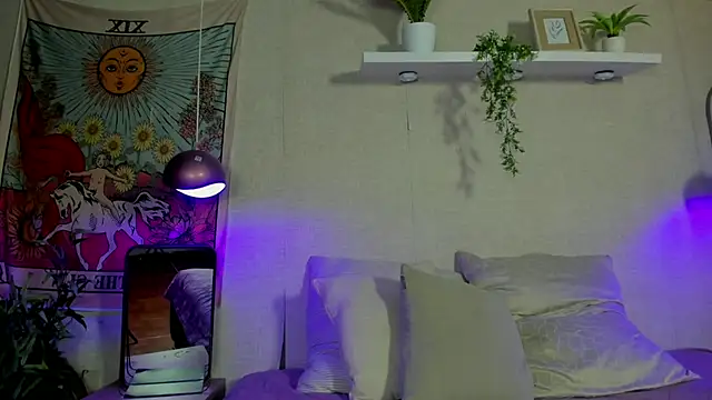 Snapshot of Violeta_dh chatting on 10.13.25 Violeta dh online show from 10.13.25