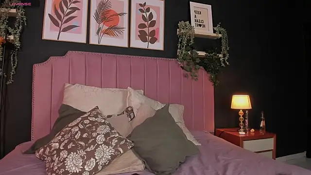 Snapshot of Violeta_dh chatting on 12.22.25 Violeta dh online show from 12.22.25