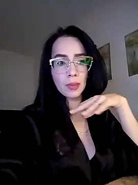 YaraDuartee online show from 10.17.25