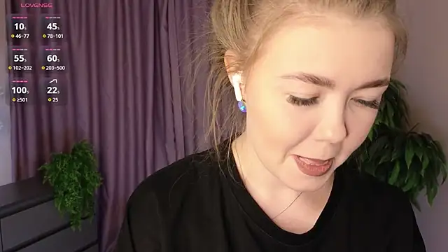 Snapshot of TwixieGuo chatting on 11.26.25 TwixieGuo online show from 11.26.25