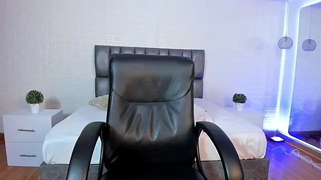 Caroline Millerr online show from 05.22.26