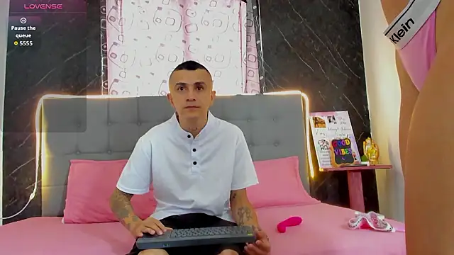 Snapshot of CharlotteAndSimon chatting on 03.05.26 CharlotteAndSimon online show from 03.05.26