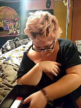 Snapshot of violentviolet68 chatting on 10.12.25 violentviolet68 online show from 10.12.25