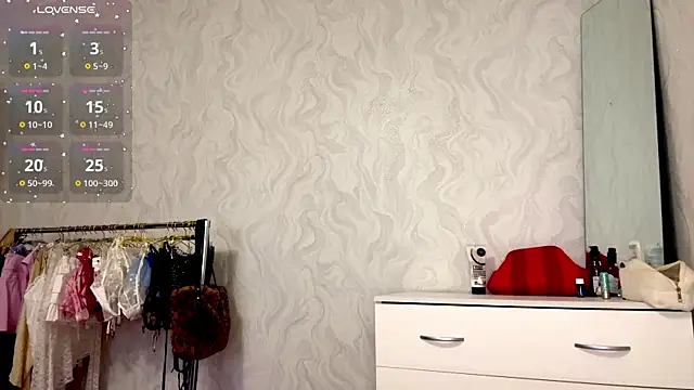 Snapshot of LindyEckland chatting on 10.17.25 LindyEckland online show from 10.17.25