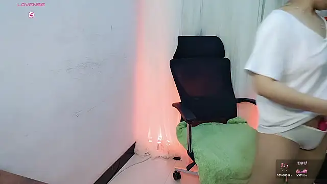 Snapshot of NEWONETO chatting on 10.02.25 NEWONETO online show from 10.02.25