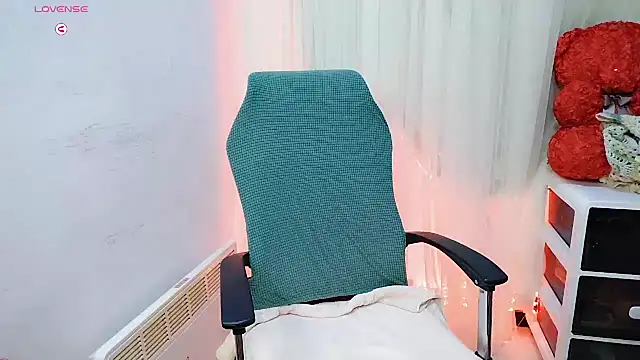 Snapshot of NEWONETO chatting on 10.20.25 NEWONETO online show from 10.20.25