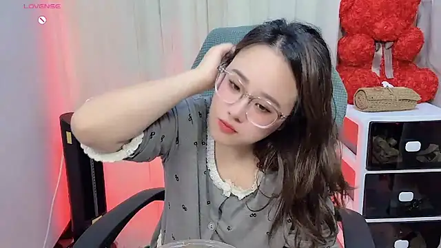 Snapshot of NEWONETO chatting on 11.13.25 NEWONETO online show from 11.13.25