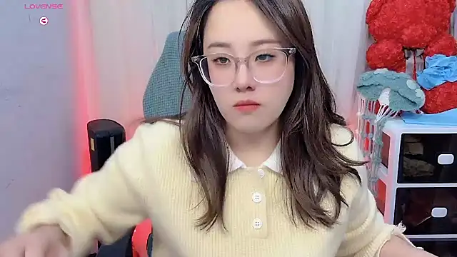 Snapshot of NEWONETO chatting on 11.18.25 NEWONETO online show from 11.18.25