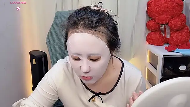 Snapshot of NEWONETO chatting on 11.24.25 NEWONETO online show from 11.24.25