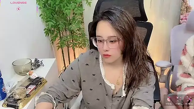 Snapshot of NEWONETO chatting on 12.21.25 NEWONETO online show from 12.21.25