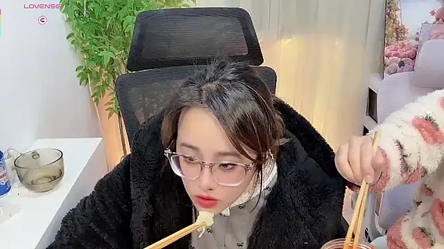 Snapshot of NEWONETO chatting on 12.22.25 NEWONETO online show from 12.22.25