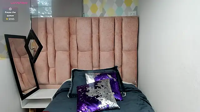 Issa Milf   online show from 03.09.26