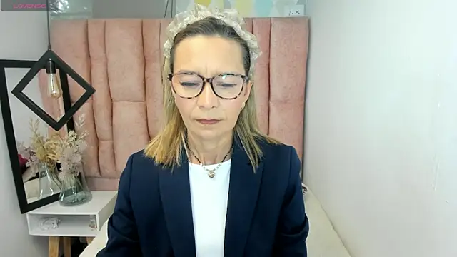 Snapshot of Issa_Milf__ chatting on 05.28.26 Issa Milf online show from 05.28.26