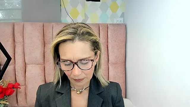 Snapshot of Issa_Milf__ chatting on 06.19.26 Issa Milf online show from 06.19.26