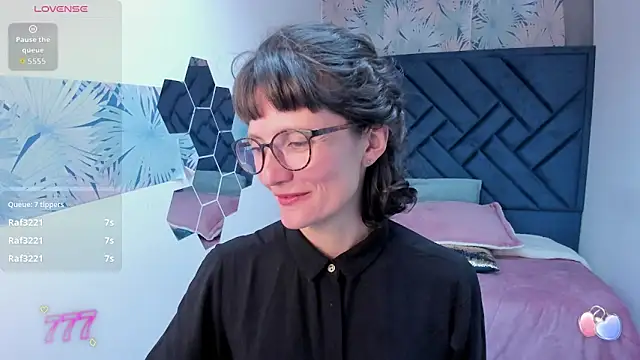 Snapshot of Valery_More__ chatting on 05.25.26 Valery More online show from 05.25.26