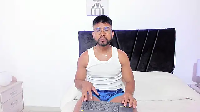 Taylormaccurdy  online show from 11.04.25