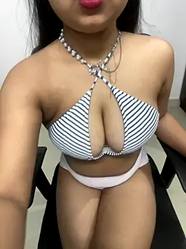 Snapshot of soniyaverma00 chatting on 12.15.25 soniyaverma00 online show from 12.15.25