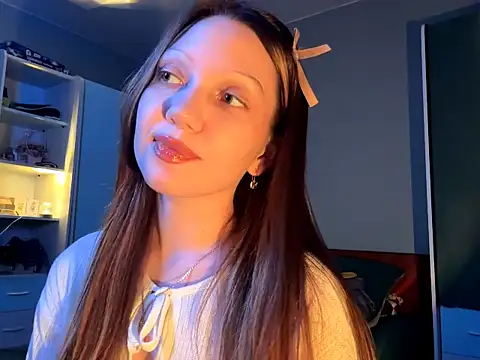 EmiIyKitty online show from 10.13.25