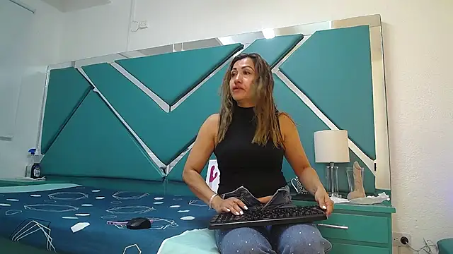 chloe  Jones  online show from 04.24.26