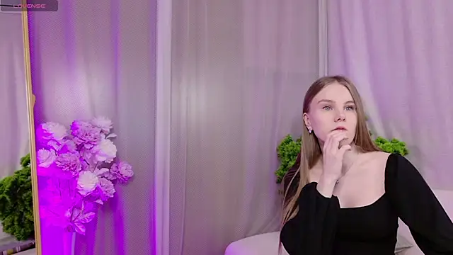 Lili Lohan online show from 04.30.26