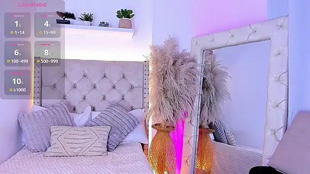 Snapshot of mia_juicy_ chatting on 10.28.25 mia juicy online show from 10.28.25