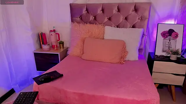 Snapshot of julianaarboleda chatting on 02.12.25 julianaarboleda online show from 02.12.25