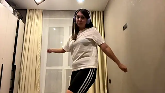 Snapshot of RoseRossi chatting on 09.29.25 RoseRossi online show from 09.29.25