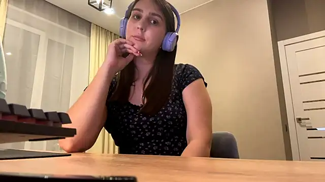 Snapshot of RoseRossi chatting on 09.30.25 RoseRossi online show from 09.30.25