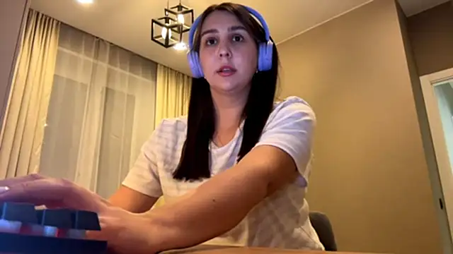 Snapshot of RoseRossi chatting on 10.06.25 RoseRossi online show from 10.06.25