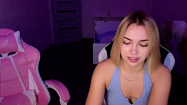 Snapshot of stefany_and_bettany chatting on 10.31.25 stefany and bettany online show from 10.31.25