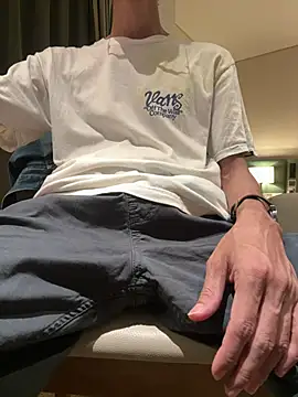 Snapshot of HenryLee1983-cums chatting on 05.20.26 HenryLee1983-cums online show from 05.20.26