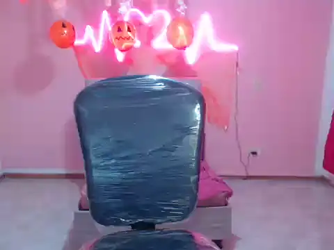 Snapshot of cristal_hills_19 chatting on 10.17.25 cristal hills 19 online show from 10.17.25