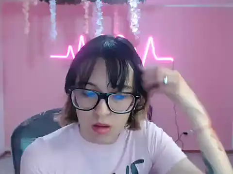 Snapshot of cristal_hills_19 chatting on 11.15.25 cristal hills 19 online show from 11.15.25