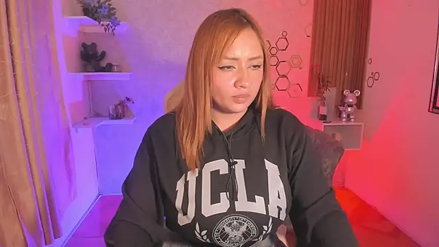 EvelynVega0 online show from 11.14.25