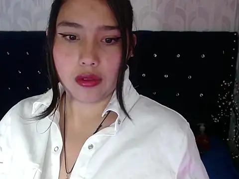Lovingmoraxx online show from 10.21.25
