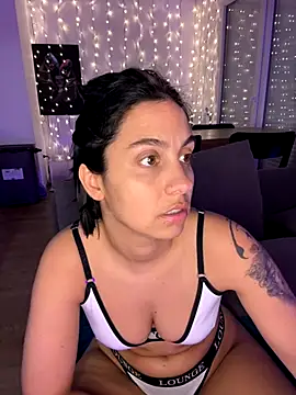 Snapshot of LaPetiteKim chatting on 10.22.25 LaPetiteKim online show from 10.22.25