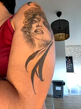 Snapshot of LaPetiteKim chatting on 10.24.25 LaPetiteKim online show from 10.24.25