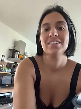 Snapshot of LaPetiteKim chatting on 10.31.25 LaPetiteKim online show from 10.31.25