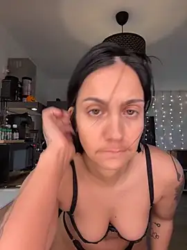 Snapshot of LaPetiteKim chatting on 12.04.25 LaPetiteKim online show from 12.04.25