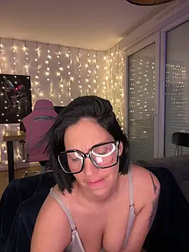 Snapshot of LaPetiteKim chatting on 02.15.26 LaPetiteKim online show from 02.15.26