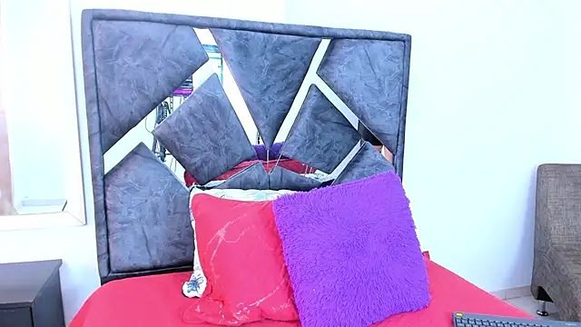 Snapshot of mia_fox4 chatting on 12.01.25 mia fox4 online show from 12.01.25