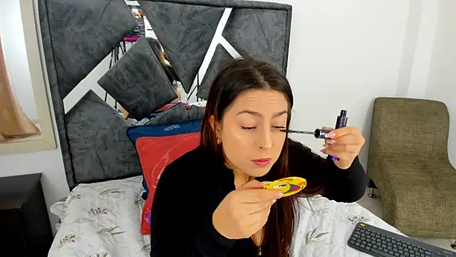 Snapshot of mia_fox4 chatting on 12.04.25 mia fox4 online show from 12.04.25