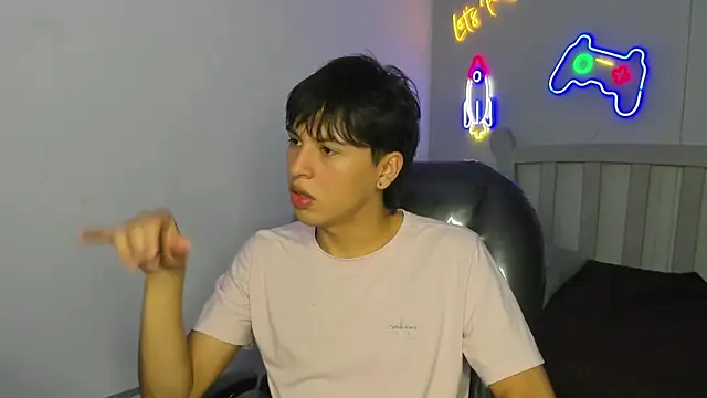 Snapshot of StiwenTwink chatting on 10.02.25 StiwenTwink online show from 10.02.25