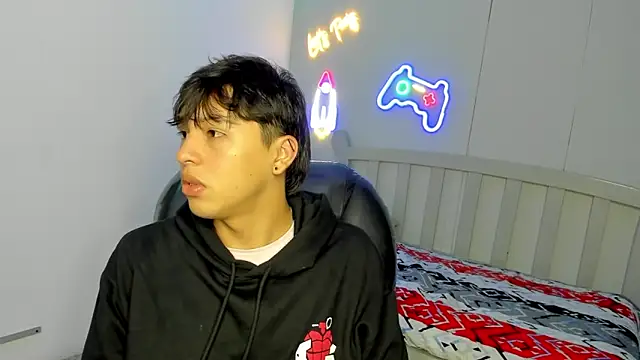 Snapshot of StiwenTwink chatting on 10.29.25 StiwenTwink online show from 10.29.25